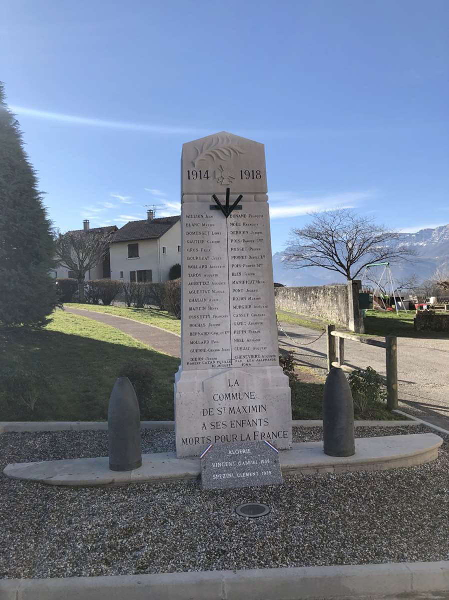 08c Monument aux Morts avec arbustes jour 